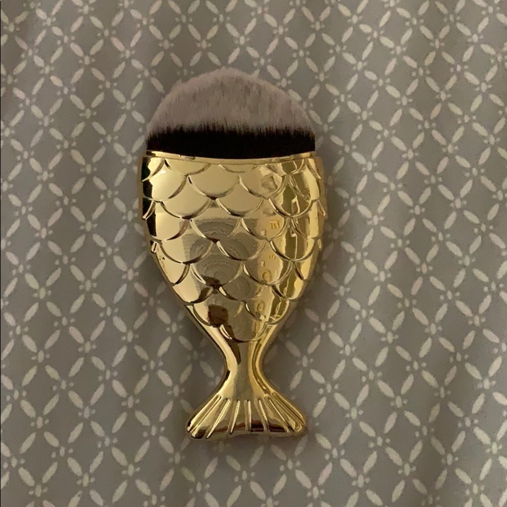 Gold mermaid tail makeup brush